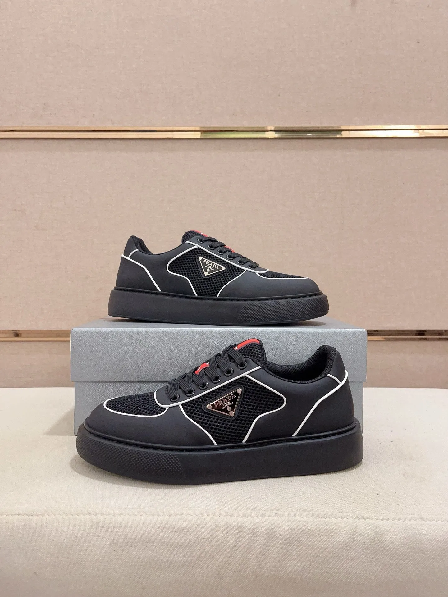 Men's shoes 💰 580💰 ✔️✔️✔️High-quality new PRADA counters are launched at the same time. The new men's shoes and 😘fabrics are selected from first-layer cowhide and are made by pure handicrafts. Lining: Full cowhide lining. 👍🏿 High-end ☄️ air-cushion molded anti-slip rubber outsole, exquisite lines, simple and elegant, comfortable and high-end for leisure travel. Code number: 38 to 44 (45 can be customized)